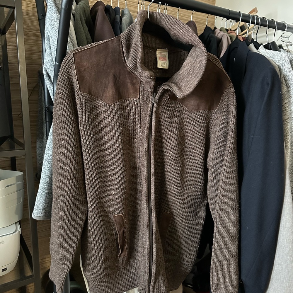 St. Michael chocolate brown sweater in a versatile medium/large fit 🤎